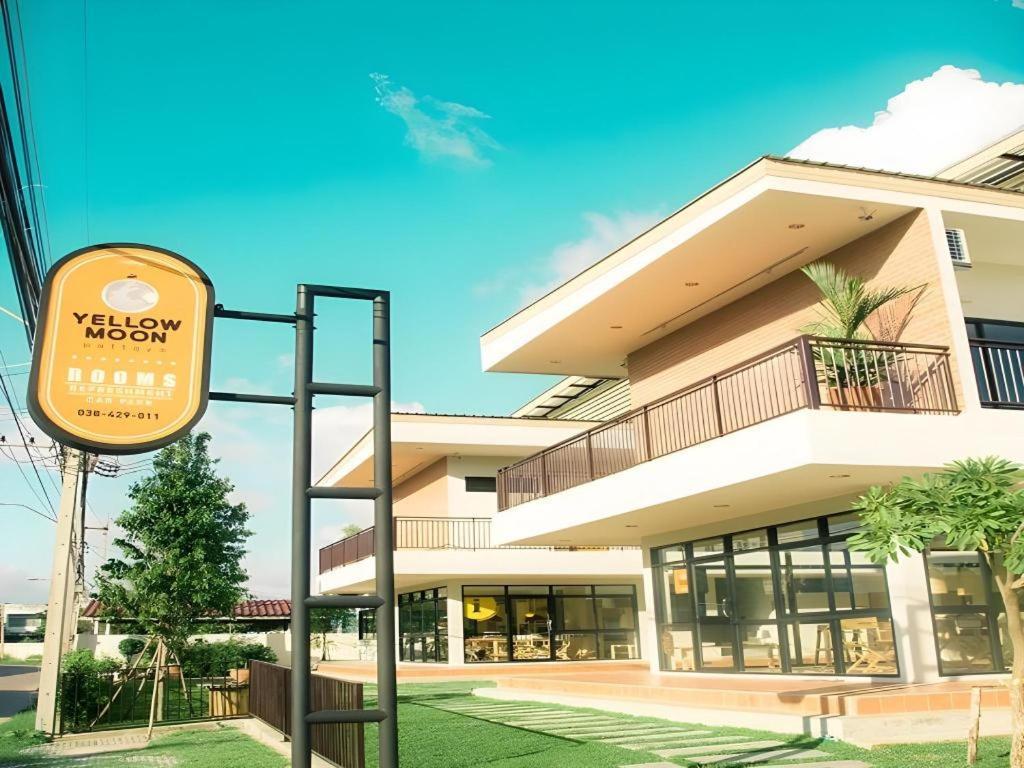 Yellow Moon Hotel Pattaya Bagian luar foto