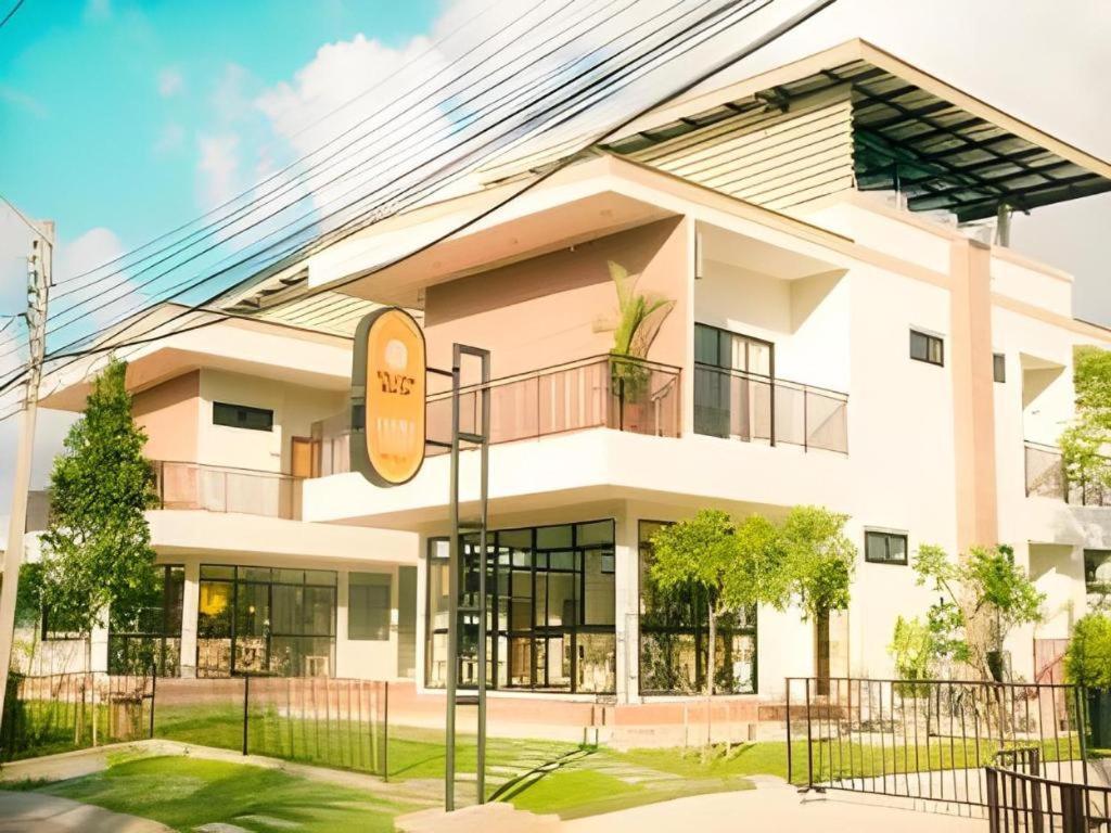 Yellow Moon Hotel Pattaya Bagian luar foto