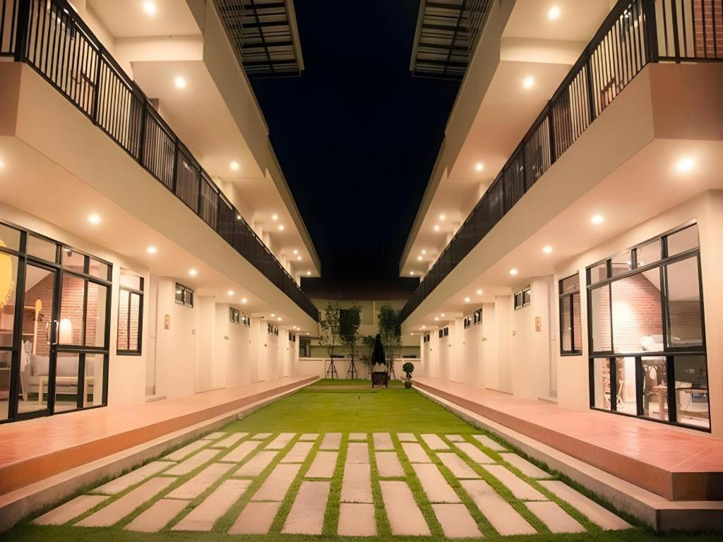 Yellow Moon Hotel Pattaya Bagian luar foto